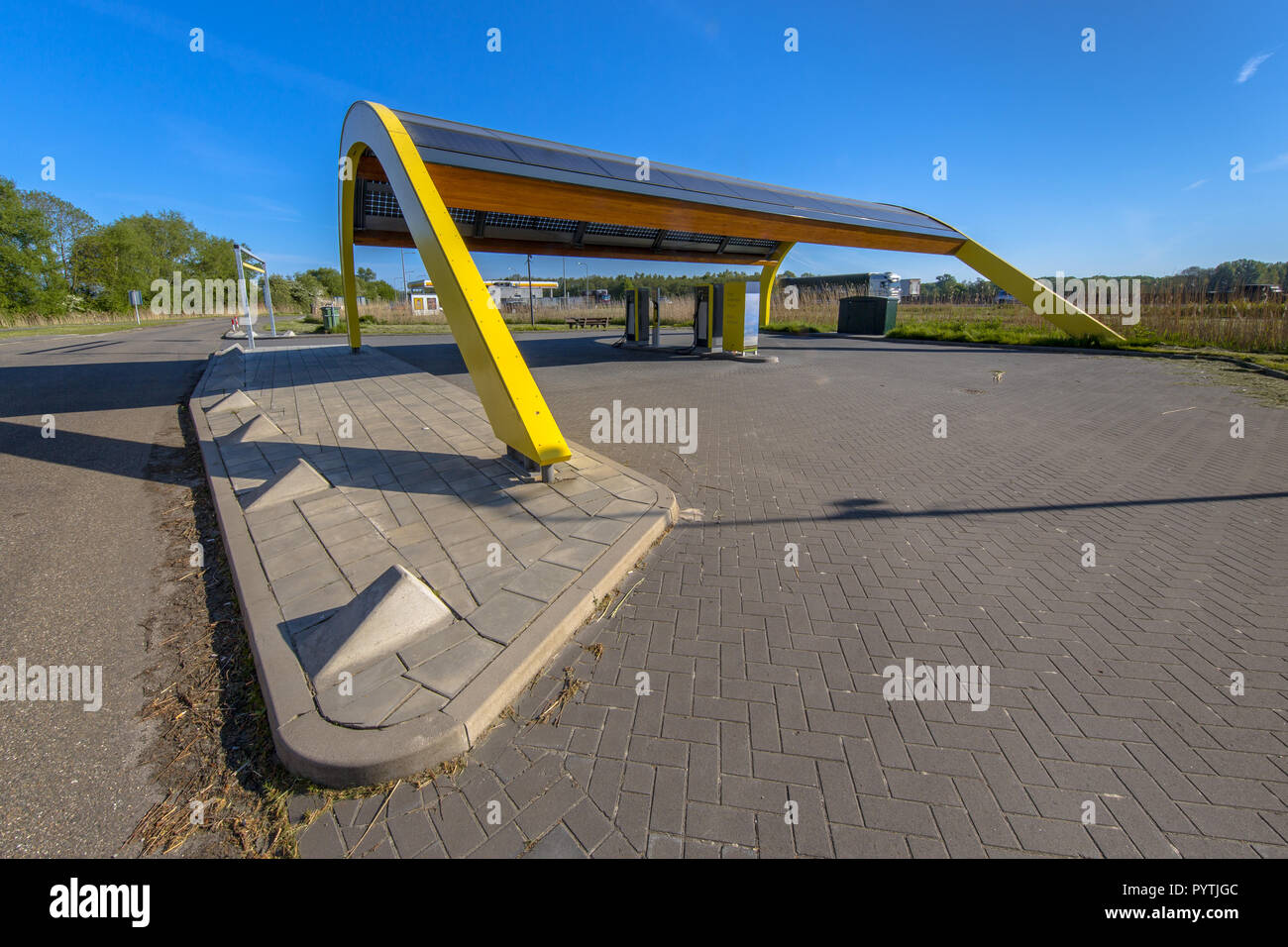 Öffentliche elektrische Auto Ladestation entlang der Autobahn Stockfoto