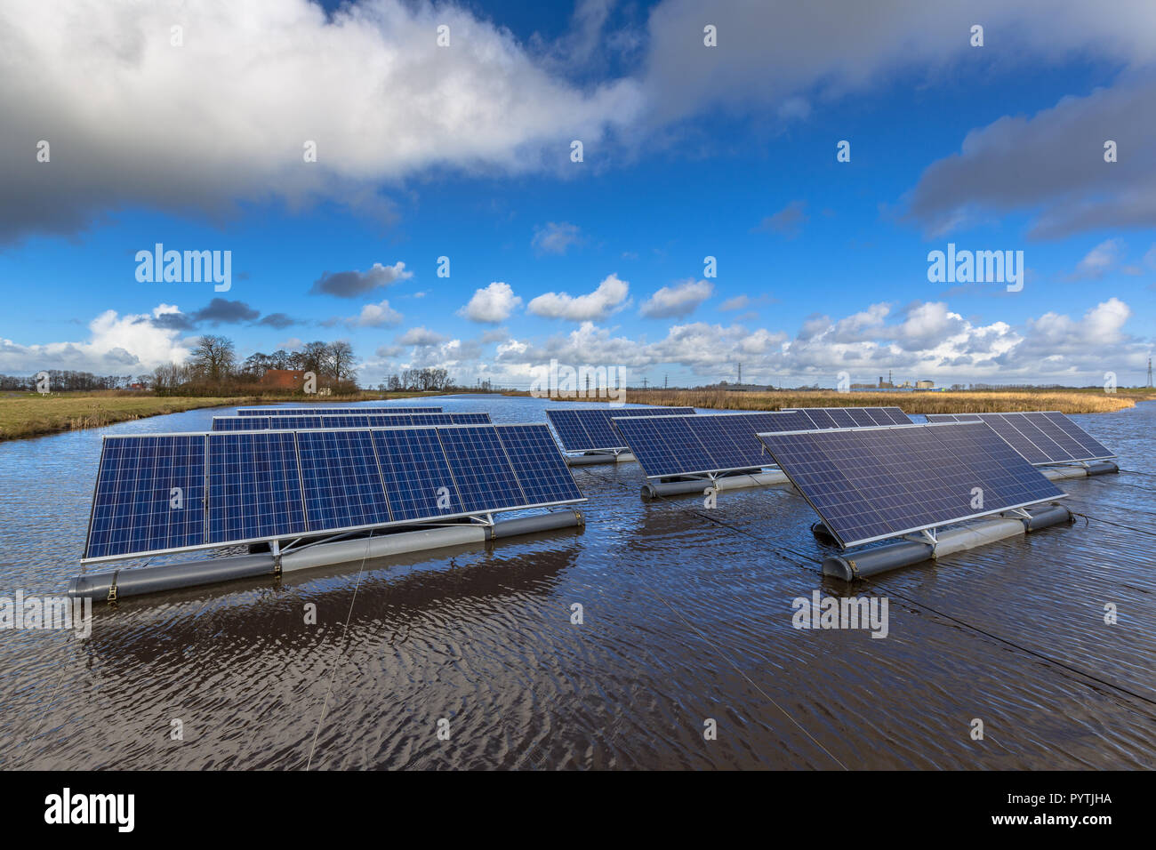 Serie von Sonnenkollektoren floating auf offenen Gewässern können stellen eine ernsthafte Alternative zu Boden Solaranlagen montiert Stockfoto