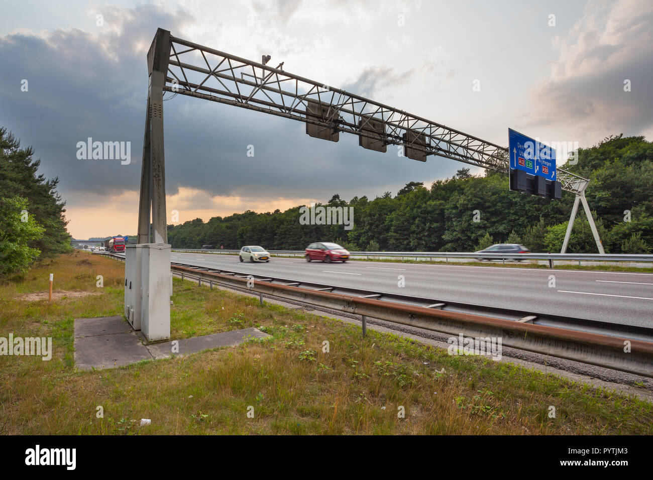 Verkehrsschild Gantry über die Autobahn A12 in den Hoge Veluwe der Niederlande Stockfoto