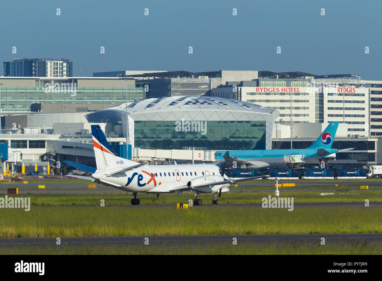 Detail aus Sydney (Kingsford Smith) Airport in Sydney, Australien, zum Internationalen Terminal auf der westlichen Seite des Flughafens. Im Bild: Eine Rex Regional Express Flugzeuge (Rufzeichen: VH-ORX) taxying. Stockfoto