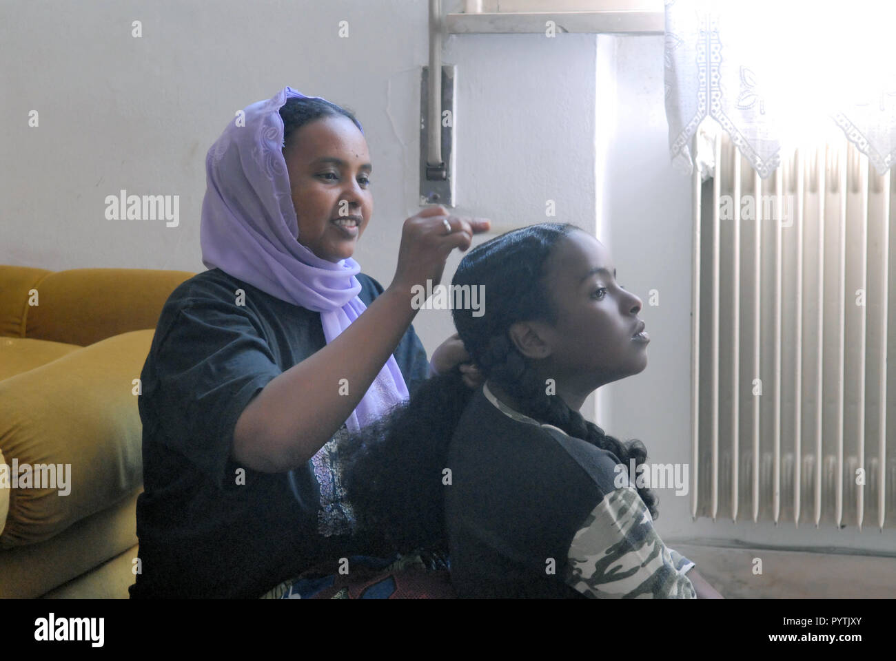 Tuareg einwandernde Gemeinschaft in Pordenone, Italien; Assalo, Ehefrau von haddo Oubana El Hadji mit Tima Tochter Stockfoto