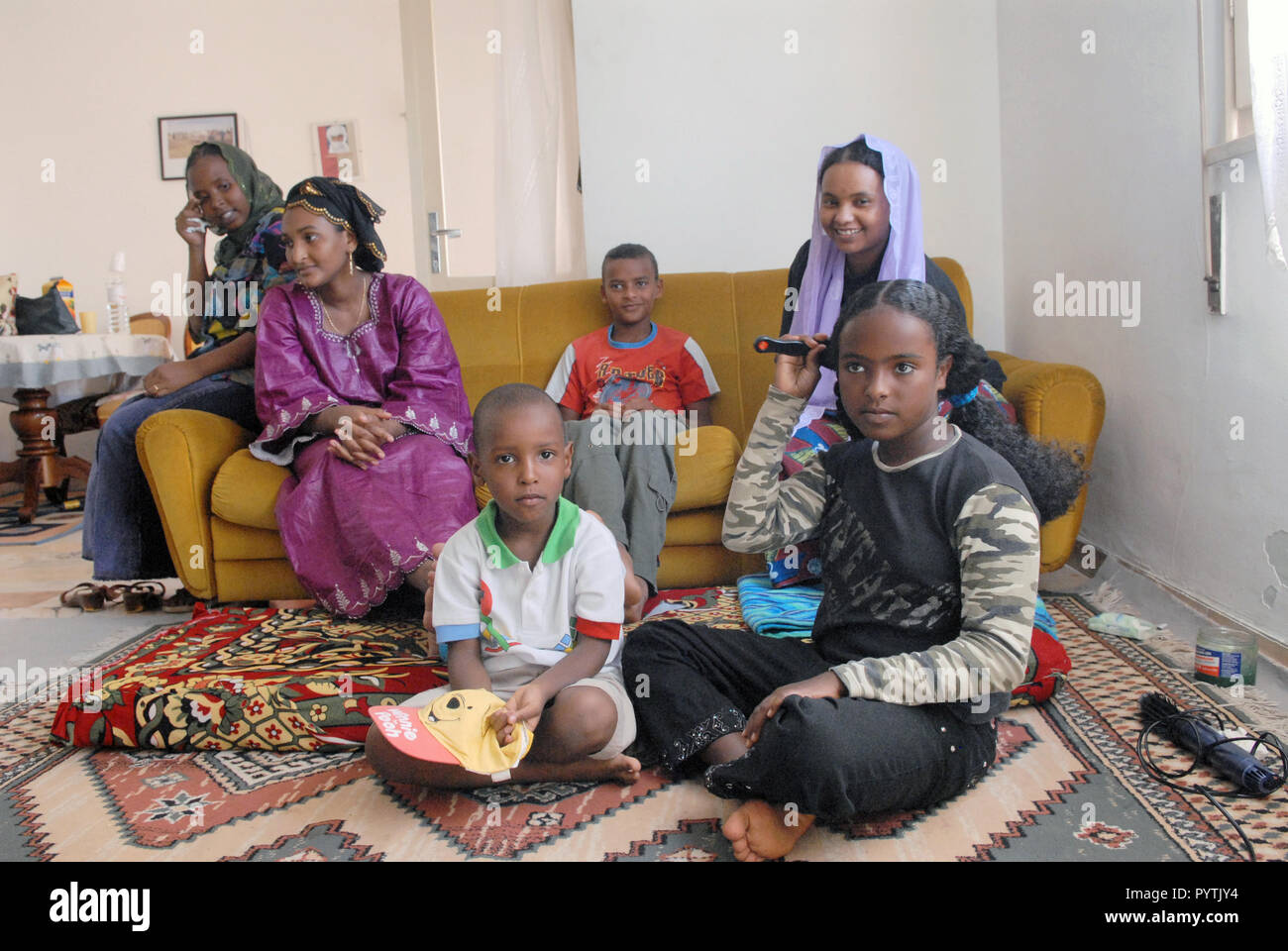 Tuareg einwandernde Gemeinschaft in Pordenone, Italien; Assalo (nach rechts), Ehefrau von haddo Oubana El Hadji mit Tima Tochter in ihrem Haus mit Freunden Hosts Stockfoto