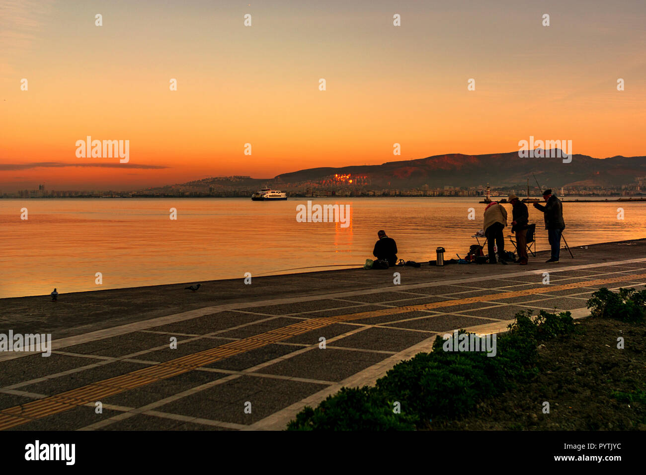 Fischer bei Sonnenaufgang Konak Izmir Türkei Stockfoto