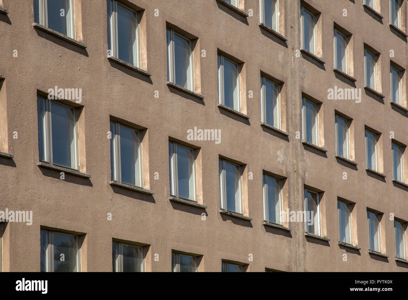 Hintergrund der rohen Betongebäude mit Fenstern in Prora, Rügen, Deutschland Stockfoto