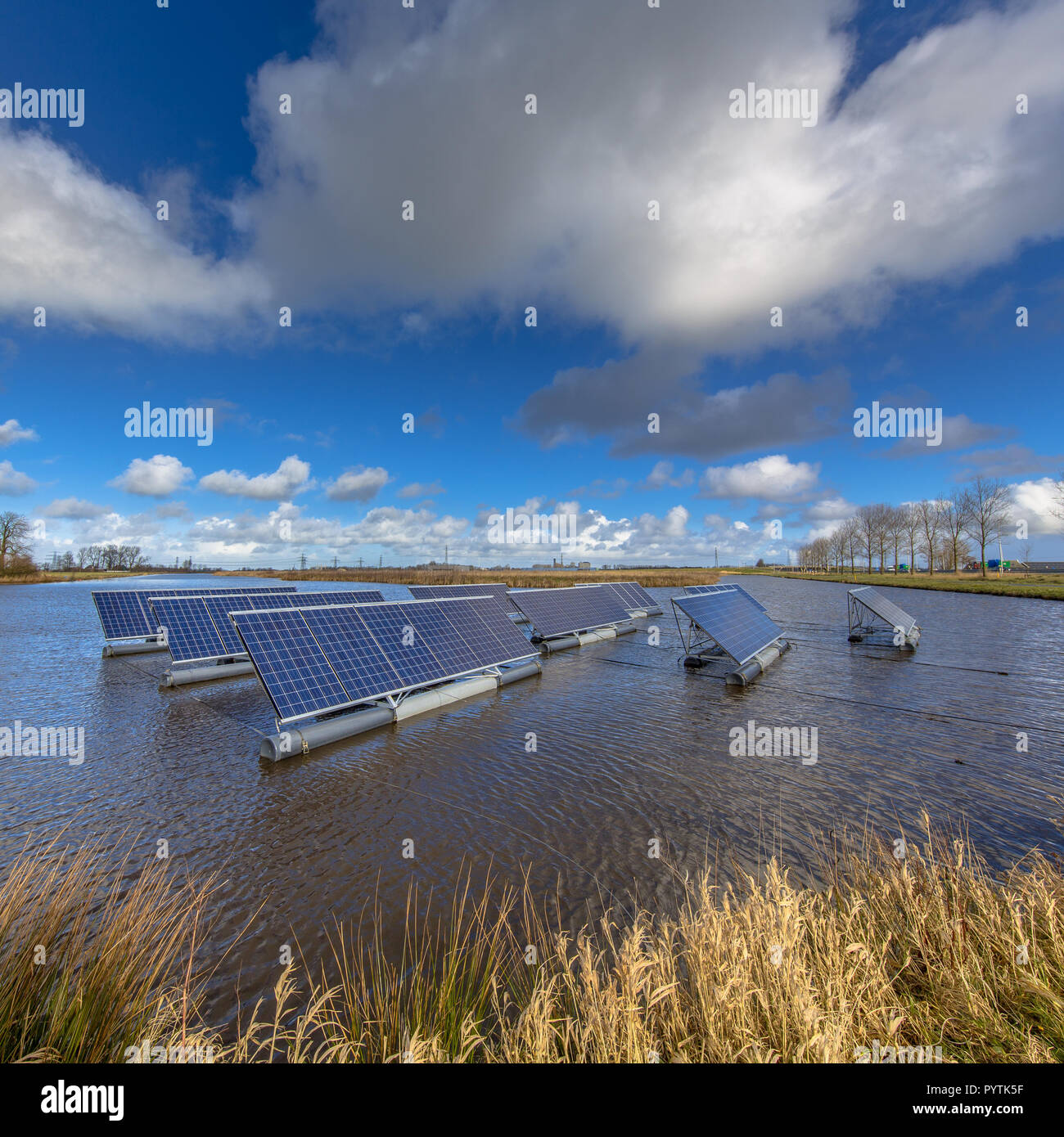 Solar Panels floating auf offenen Gewässern können stellen eine ernsthafte Alternative zu Boden Solaranlagen montiert Stockfoto
