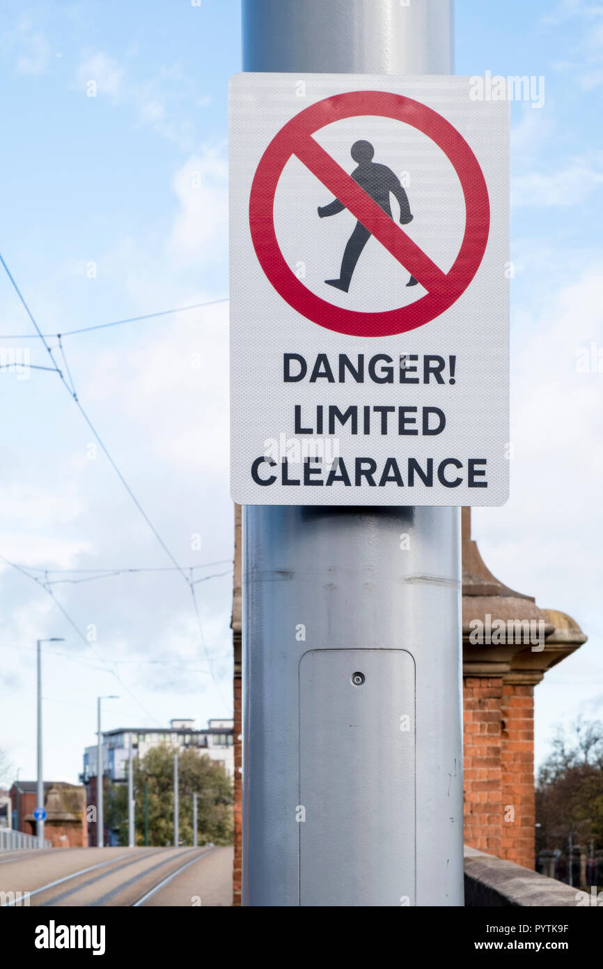 Die Gefahr geringer Freiraum Zeichen anmeldenden Fußgänger nicht über diesen Punkt hinaus, Nottingham, England, UK, um fortzufahren Stockfoto