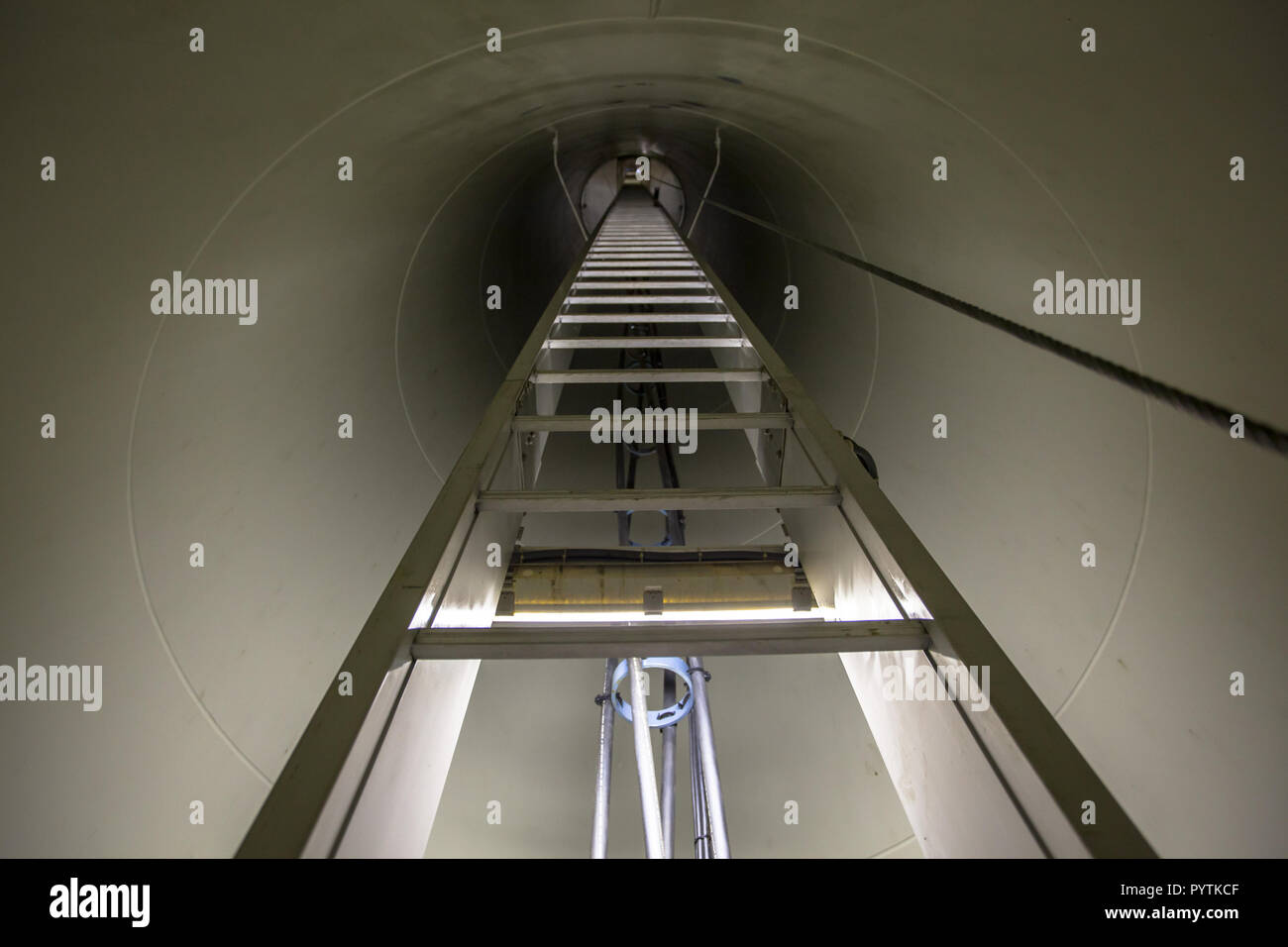 Klettern die Treppe hinauf, durch den Tunnel der eine Windmühle Pol Stockfoto