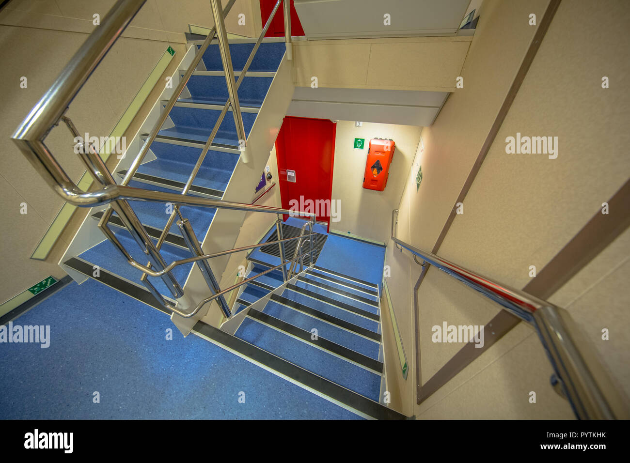 Moderne Treppe in den luxuriösen Passagier Cruise Ferry Stockfoto