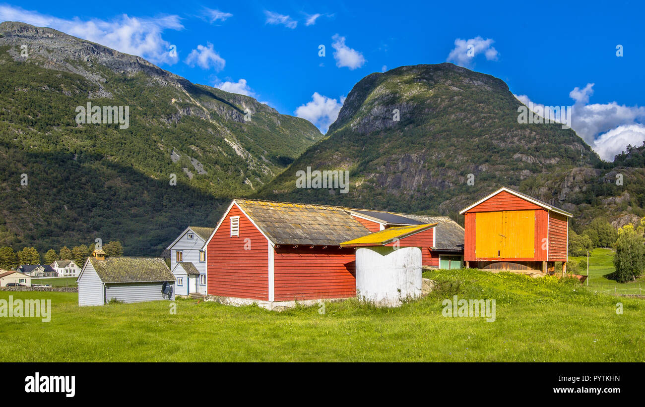 Scheunen und Schuppen in den norwegischen Bauernhof Dorf in der Hardangervidda Nationalpark Norwegen Stockfoto