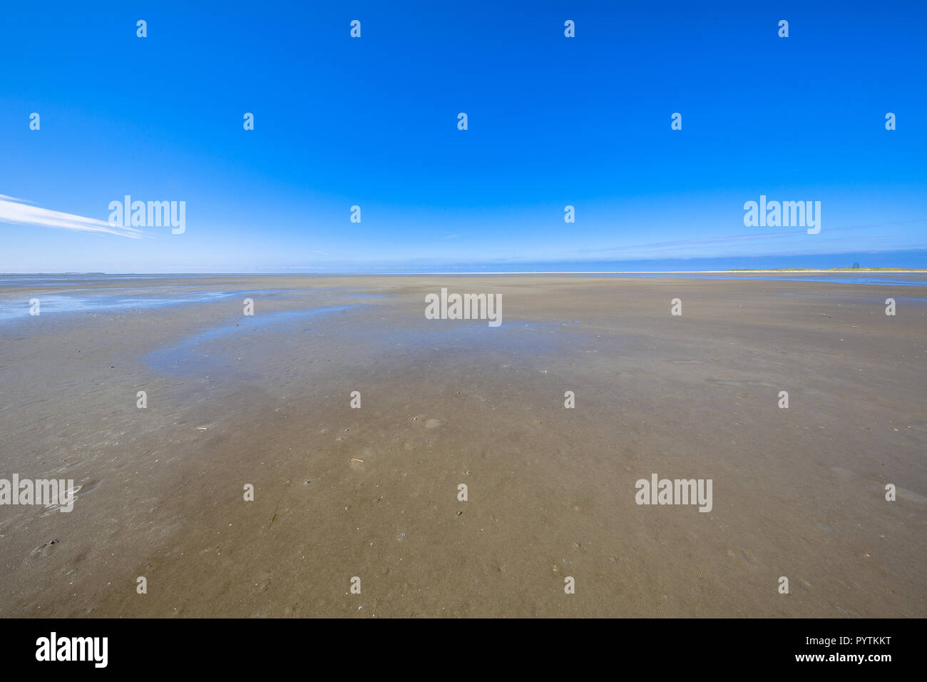 Abstraktes Bild von der Leere des Wattenmeer Wattenmeer in schönen hellen Farben Stockfoto