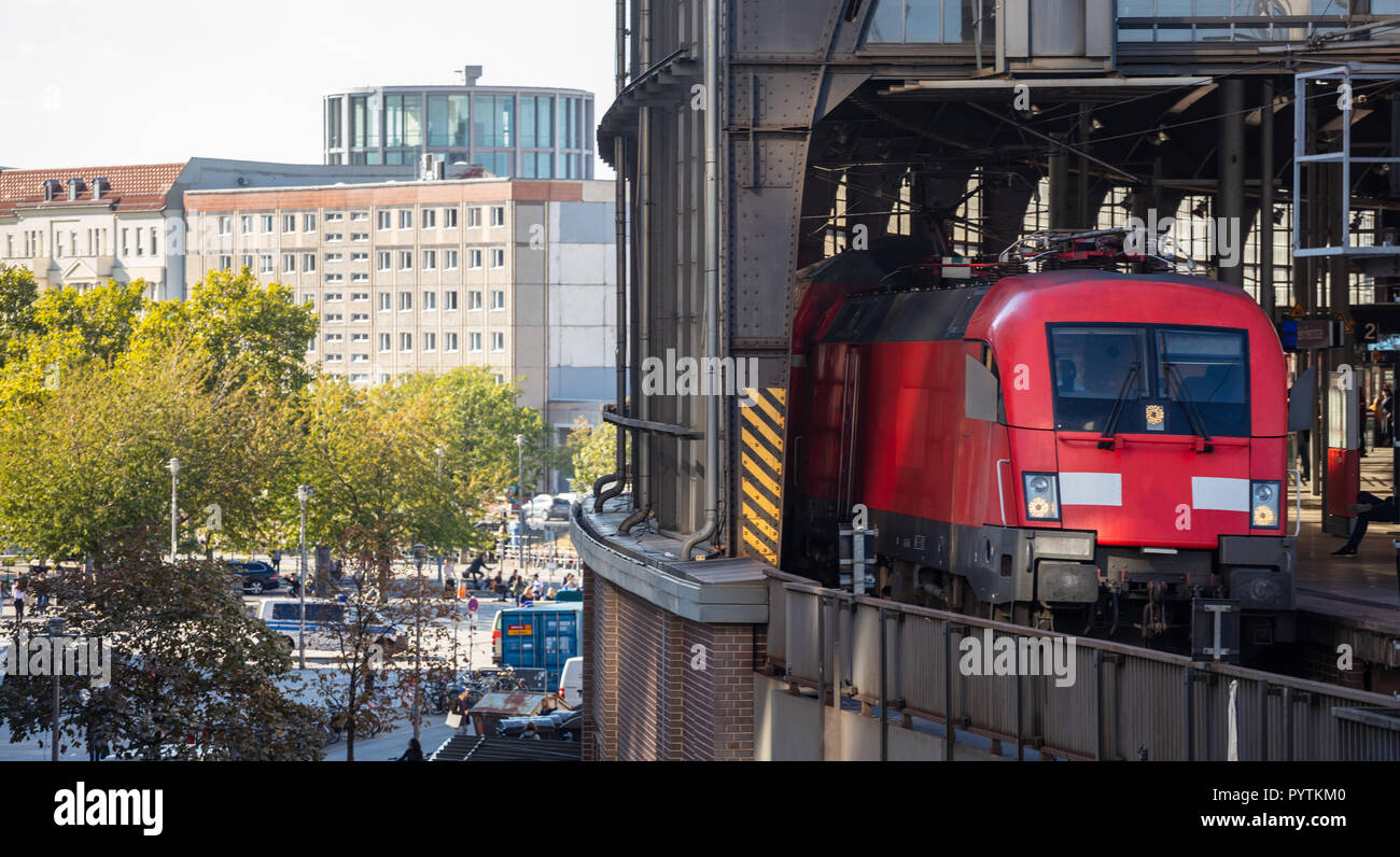 Red Train, Bahnhof Friedrichstraße, Hauptbahnhof in Berlin Deutschland Stockfoto