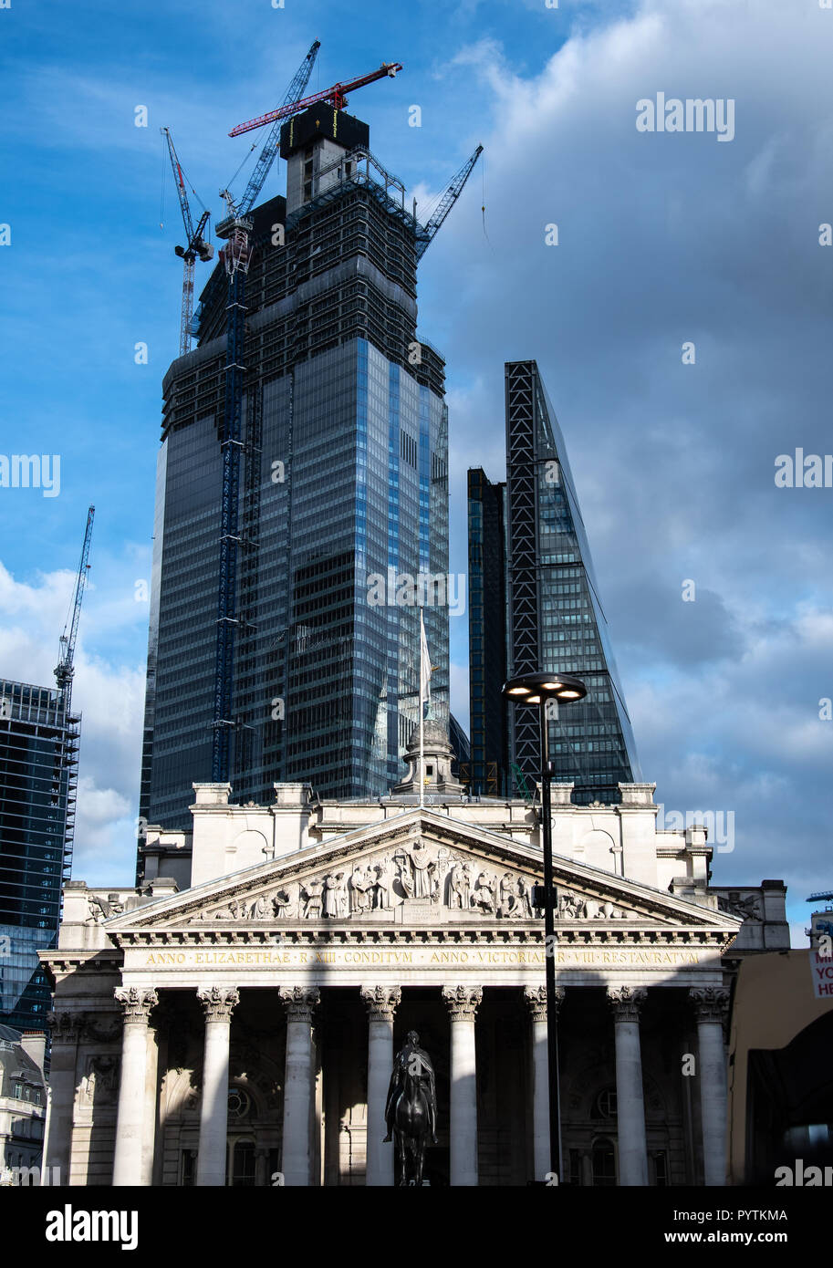 Moderne Wolkenkratzer überragen die Alten Dame von Threadneedle Street, auch als die Bank von England bekannt Stockfoto
