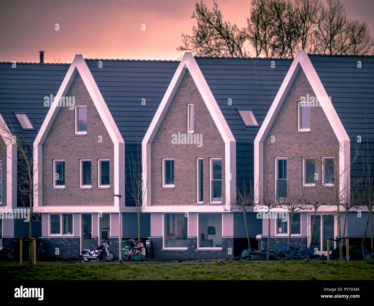 Zeile der modernen identisch freistehende Häuser in den Niederlanden bei Sonnenuntergang Vintage Farben Stockfoto