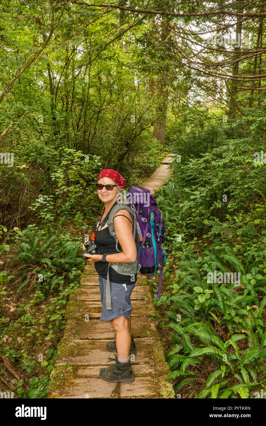 Mittleres Alter Frau wandern, Cape Alava Trail, gemäßigten Regenwald, in der Nähe von Cape Alava, Pazifikküste, Olympic National Park, Washington State, USA Stockfoto