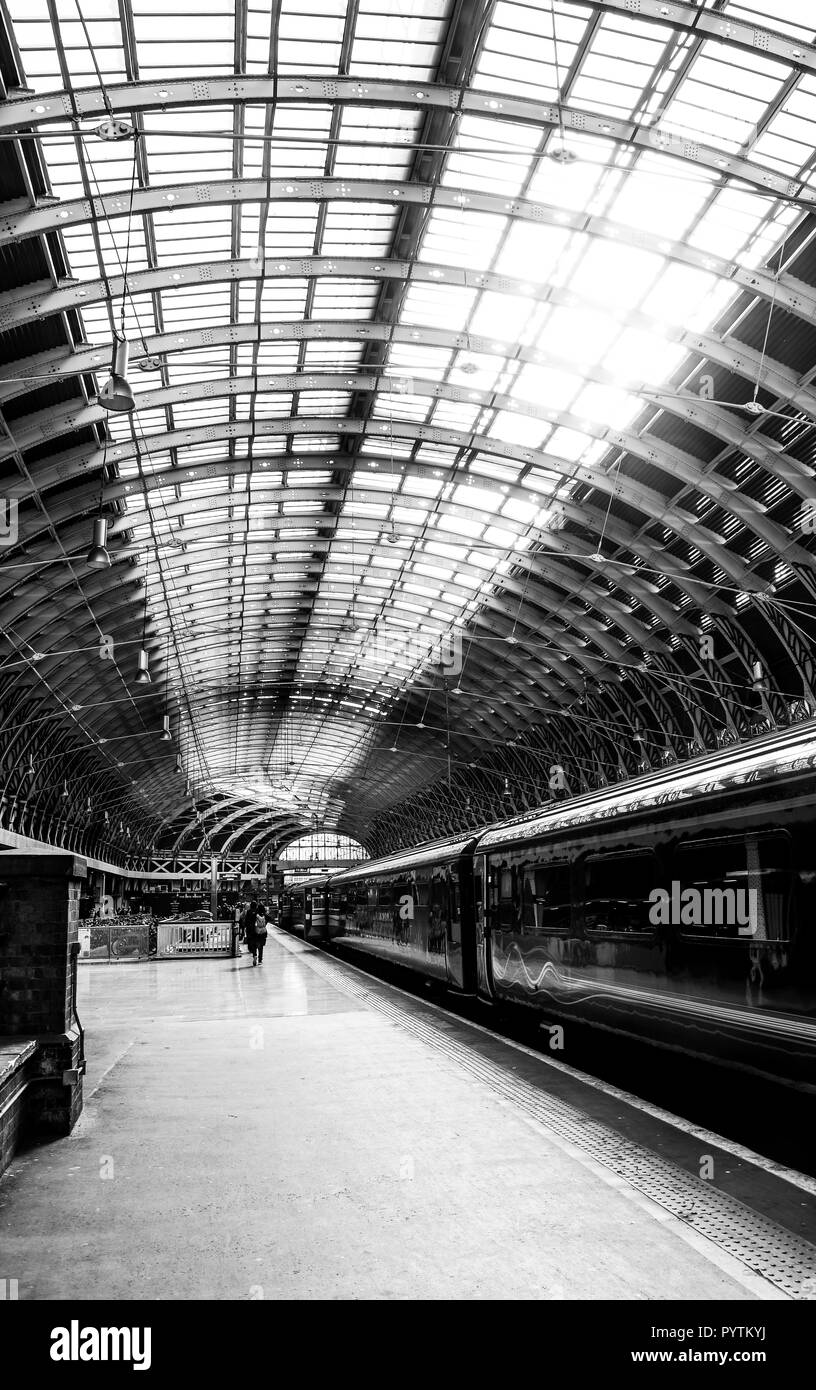 London, Großbritannien, 18. Oktober 2018: Schwarz-Weiß-Bild von einem Zug auf einer Plattform unter der Viktorianischen Glasdach von Paddington Station Stand Stockfoto