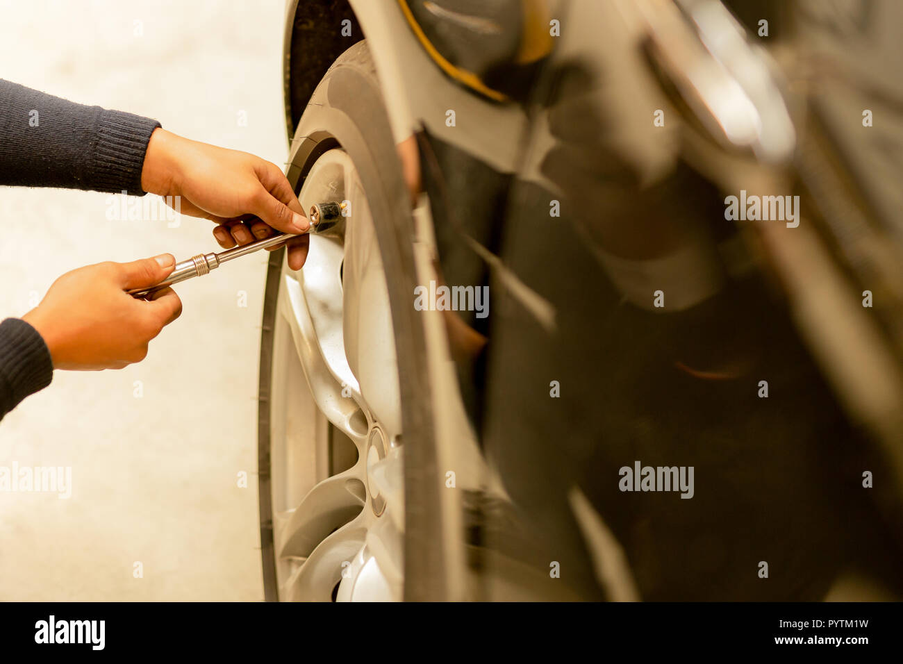 Mechaniker Luftdruck prüfen und füllen die Luft in den Reifen  Stockfotografie - Alamy