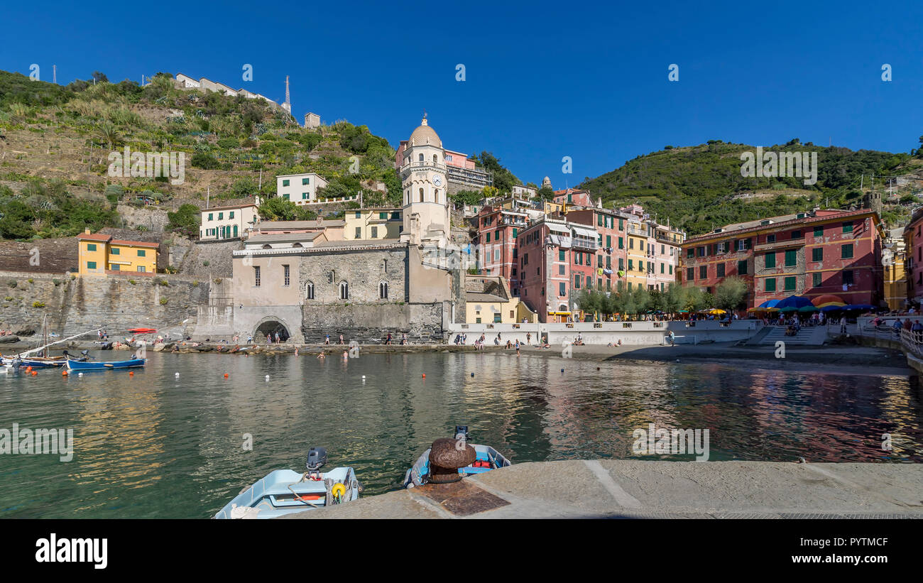 Panoramablick auf das historische Zentrum von Vernazza, Cinque Terre, Ligurien, Italien Stockfoto