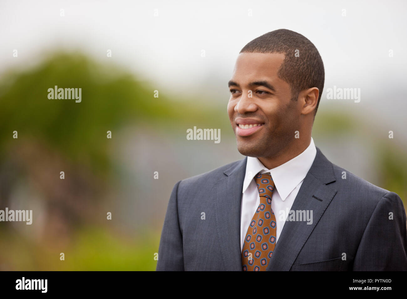 Smart junge Geschäftsmann in Anzug und Krawatte. Stockfoto