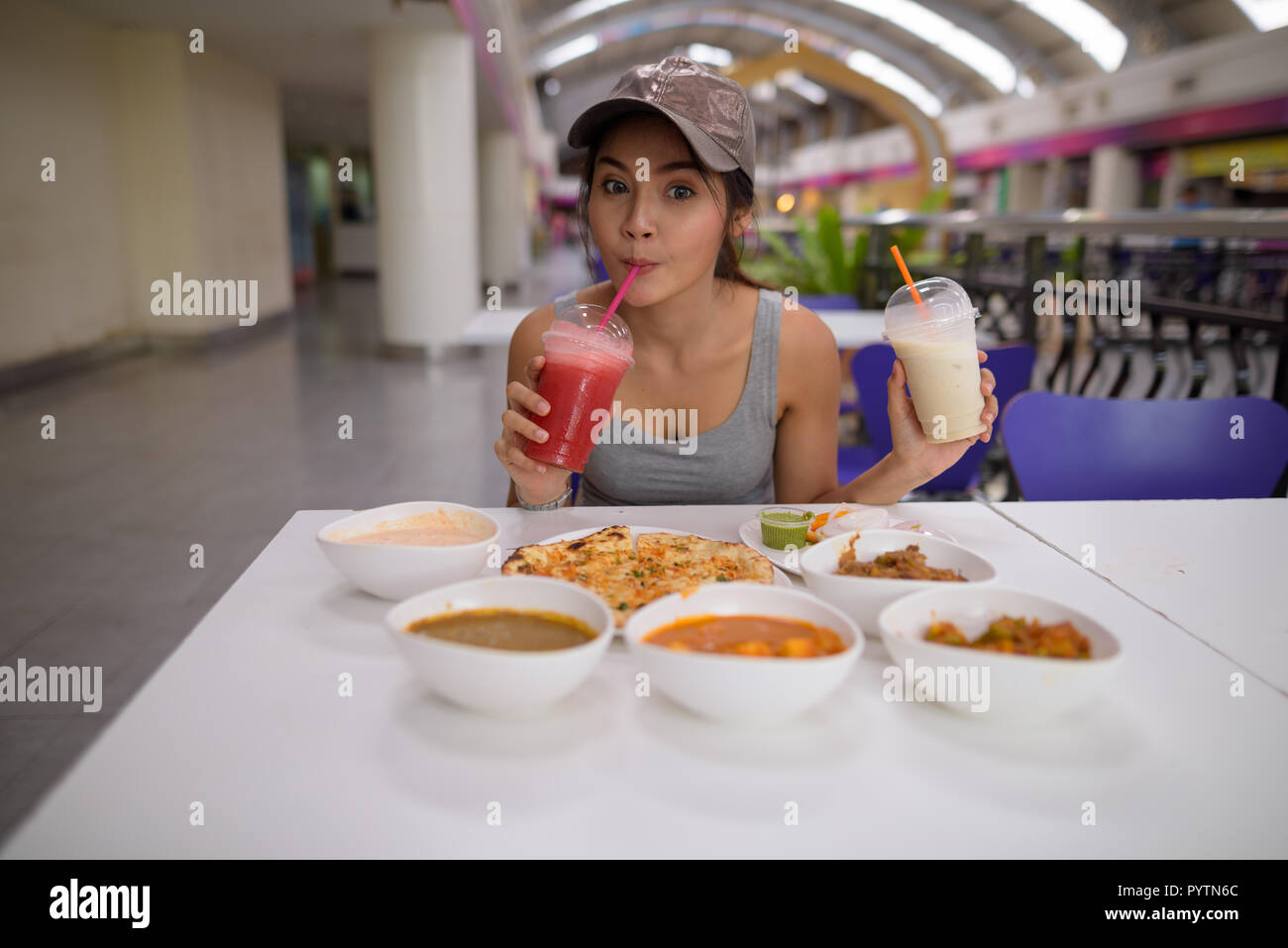 Junge schöne Frau genießen indisches Essen im Restaurant Stockfoto