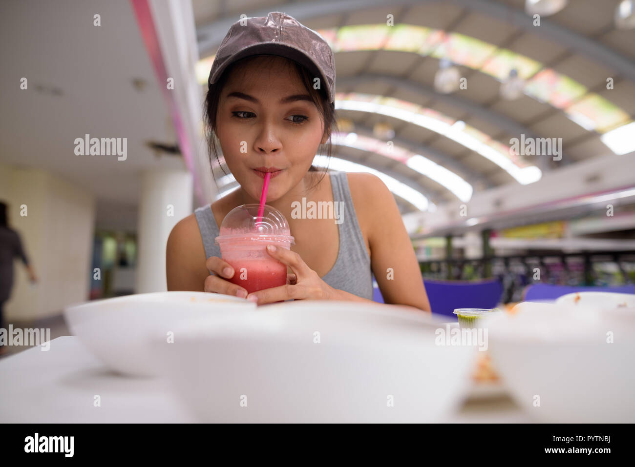 Junge schöne Frau vlogging mit Handy im Restaurant Stockfoto