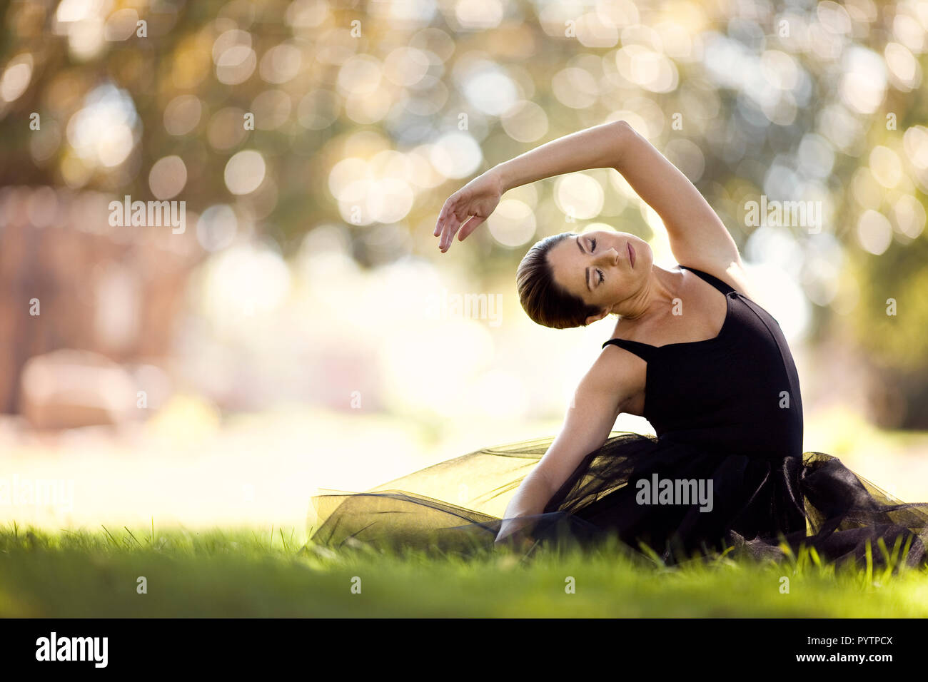 Mitte der erwachsenen Frau in einem Ballett Kostüm ausdehnen. Stockfoto