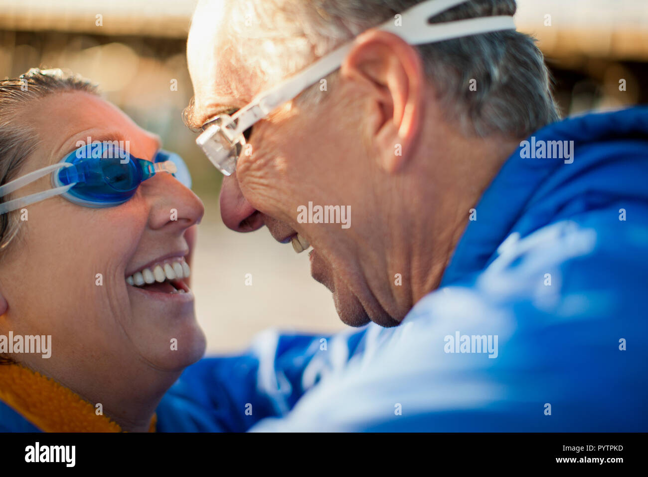 Senior Paar, das an einem Strand. Stockfoto