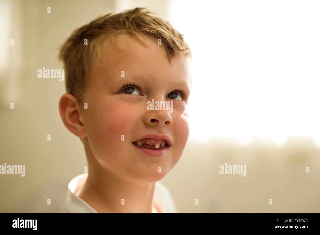 Porträt eines lächelnden Jungen. Stockfoto