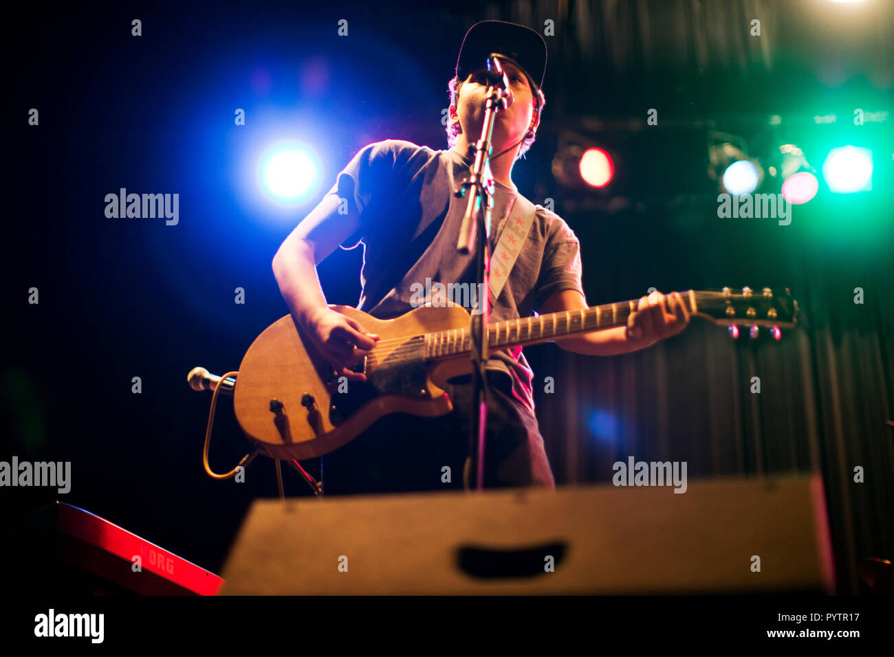 Teenager spielen eine E-Gitarre auf der Bühne. Stockfoto