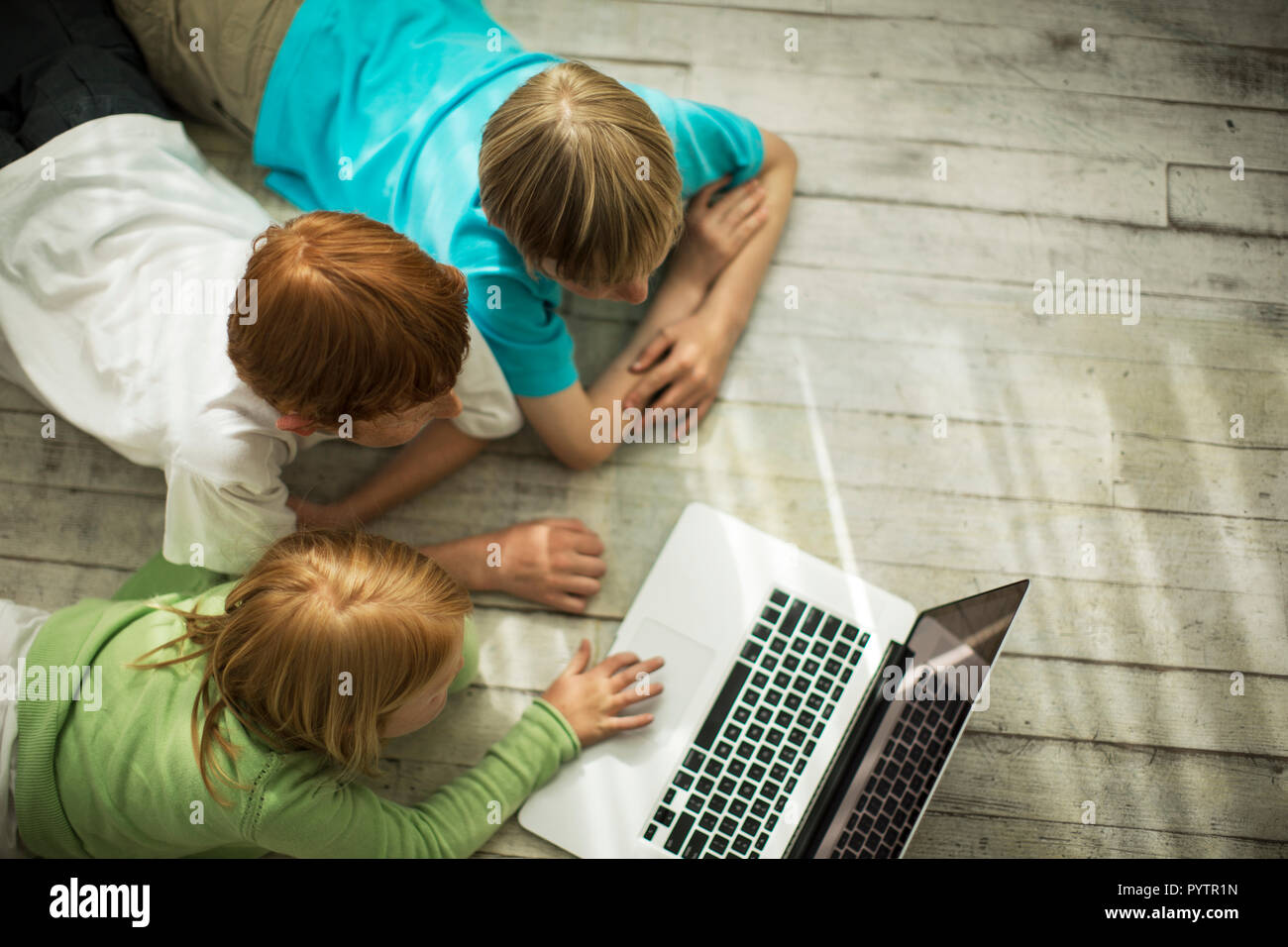 Gerne Geschwister spielen mit einem Laptop. Stockfoto