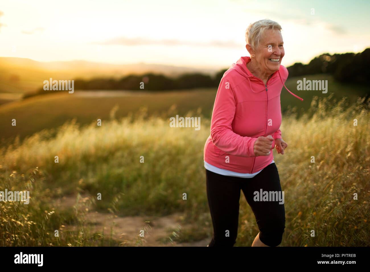 Zwei ältere Männer außerhalb an einem sonnigen Tag. Stockfoto