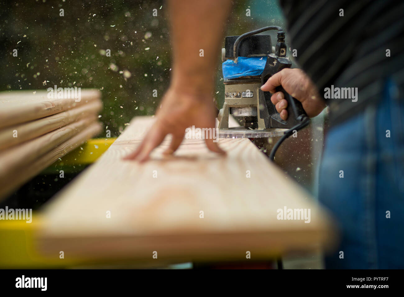Tischler schleifen Sie Holz auf einer Baustelle. Stockfoto