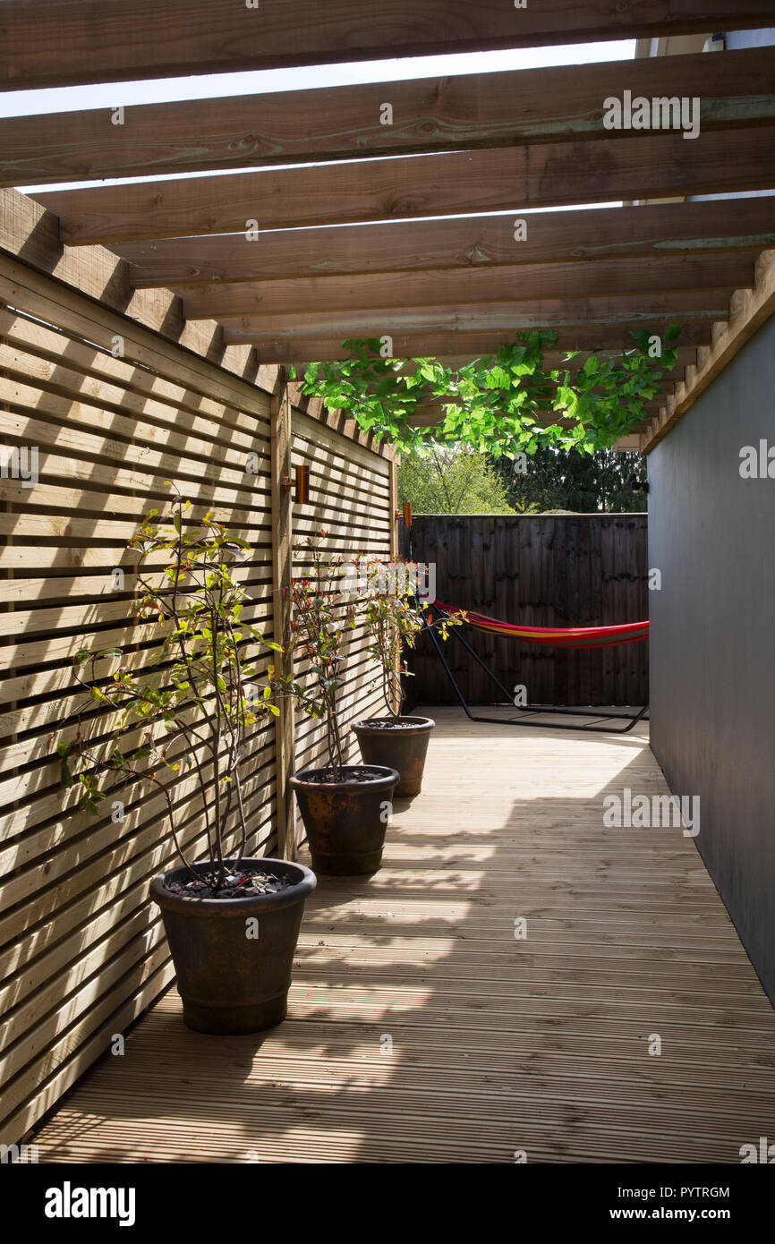 Schiefergedeckt Holz schattigen entspannenden Bereich der modernen Stil englischer Garten, England, Europa Stockfoto