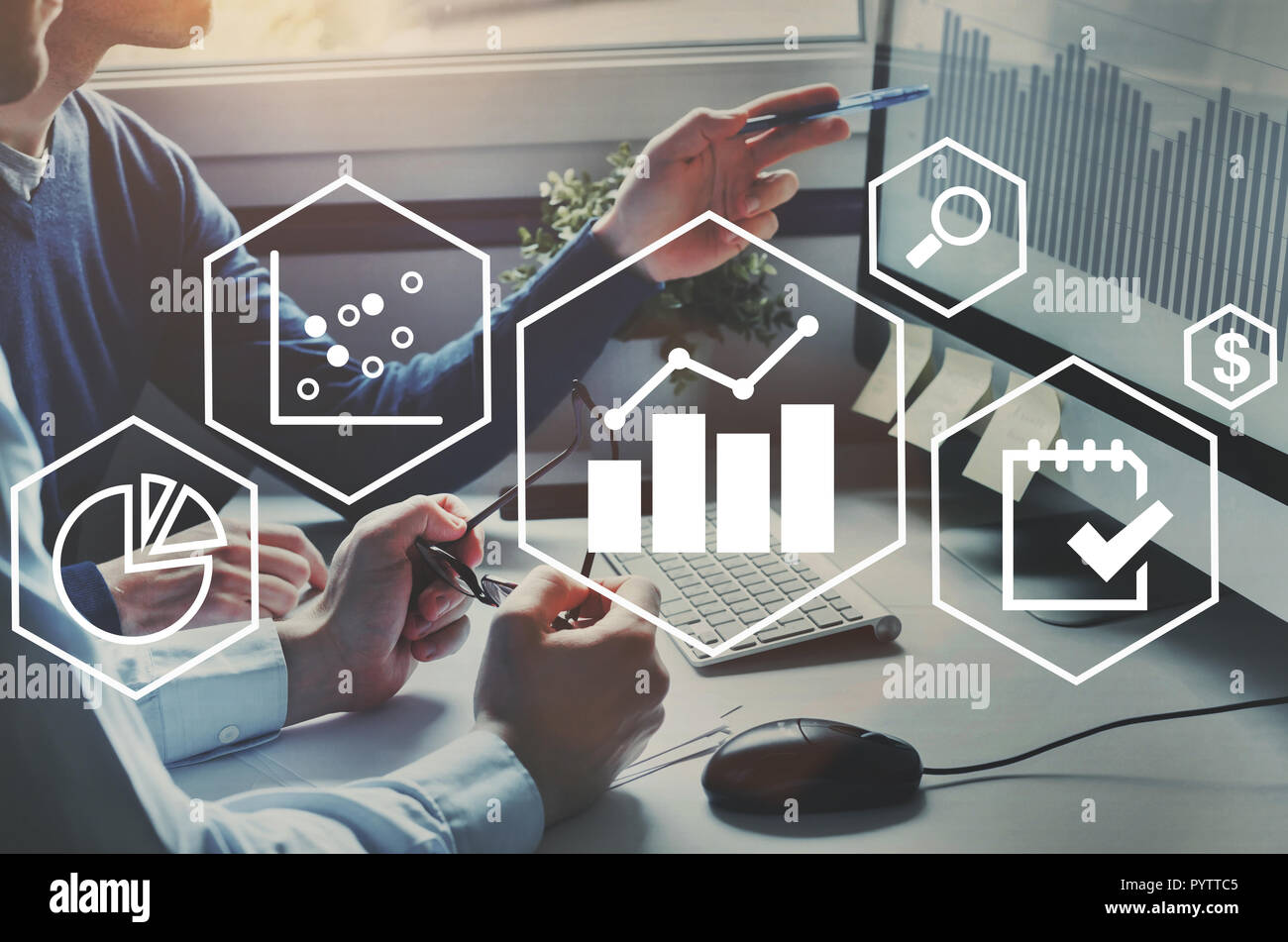 Business Analytics Intelligenz Konzept, finanzcharts Gewinn- und Finance Performance von Unternehmen zu analysieren Stockfoto