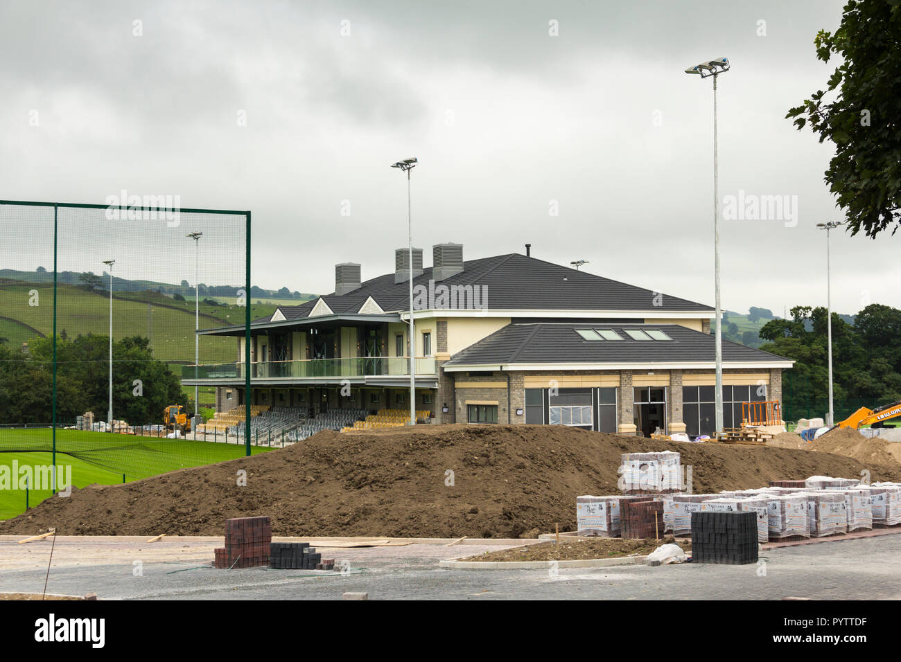 Zuschauer stehen und umfangreiche Klubhaus-service kostet £ 10 m, kurz vor der Fertigstellung im Mint Brücke, das neue rugby union Football Ground in Kendal. Stockfoto