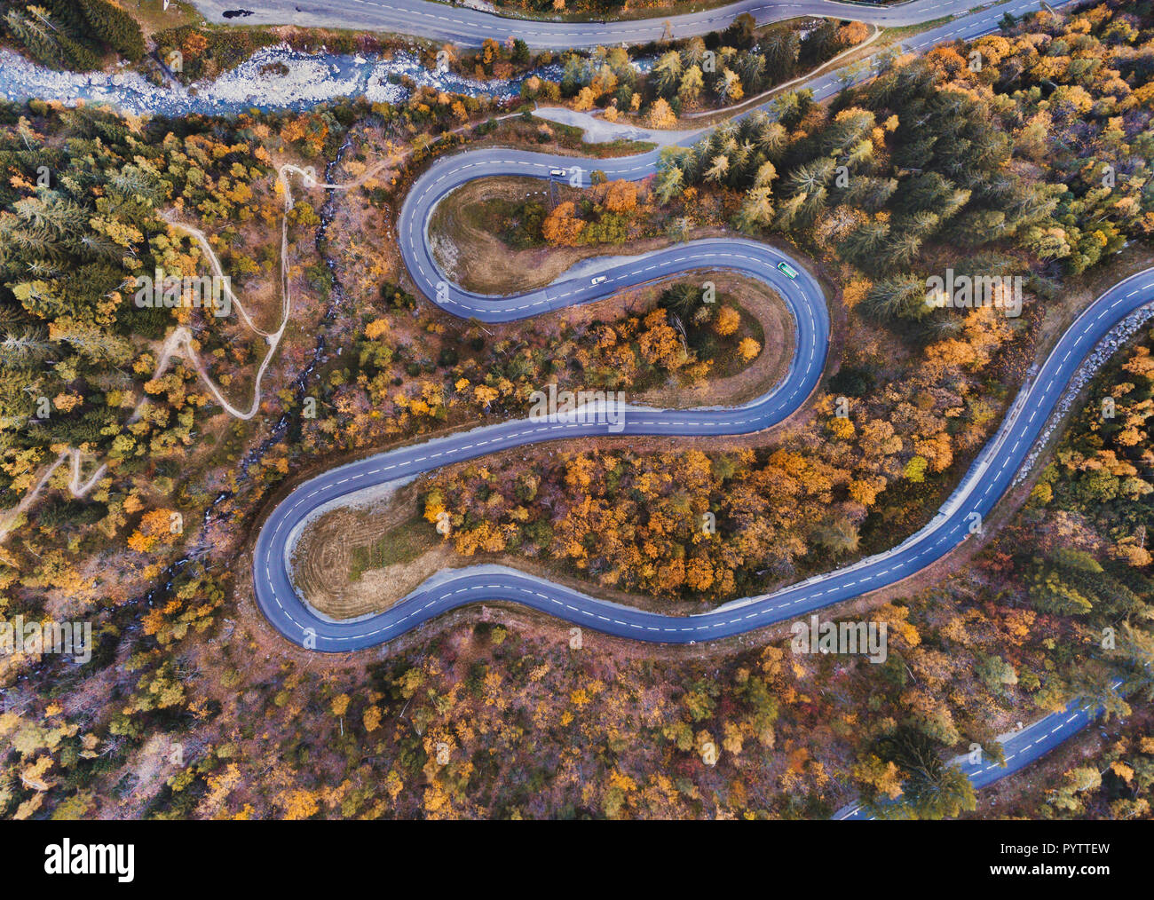 Reisen durch die kurvenreiche Straße im Herbst Wald, Antenne Landschaft Herbst Jahreszeit Natur. Stockfoto Reisen durch die kurvenreiche Straße im Herbst Wald, Antenne Landschaft Herbst Jahreszeit Natur. Stockfoto