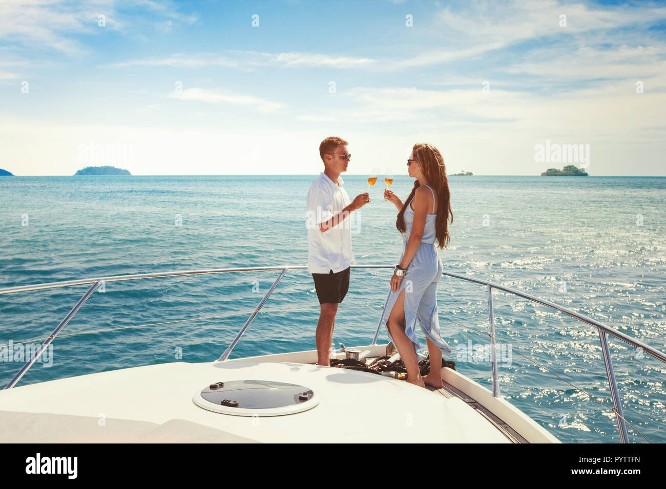 Sommer Urlaub reisen, romantisches Paar trinken Champagner auf Luxusyacht, Urlaub am Meer Stockfoto