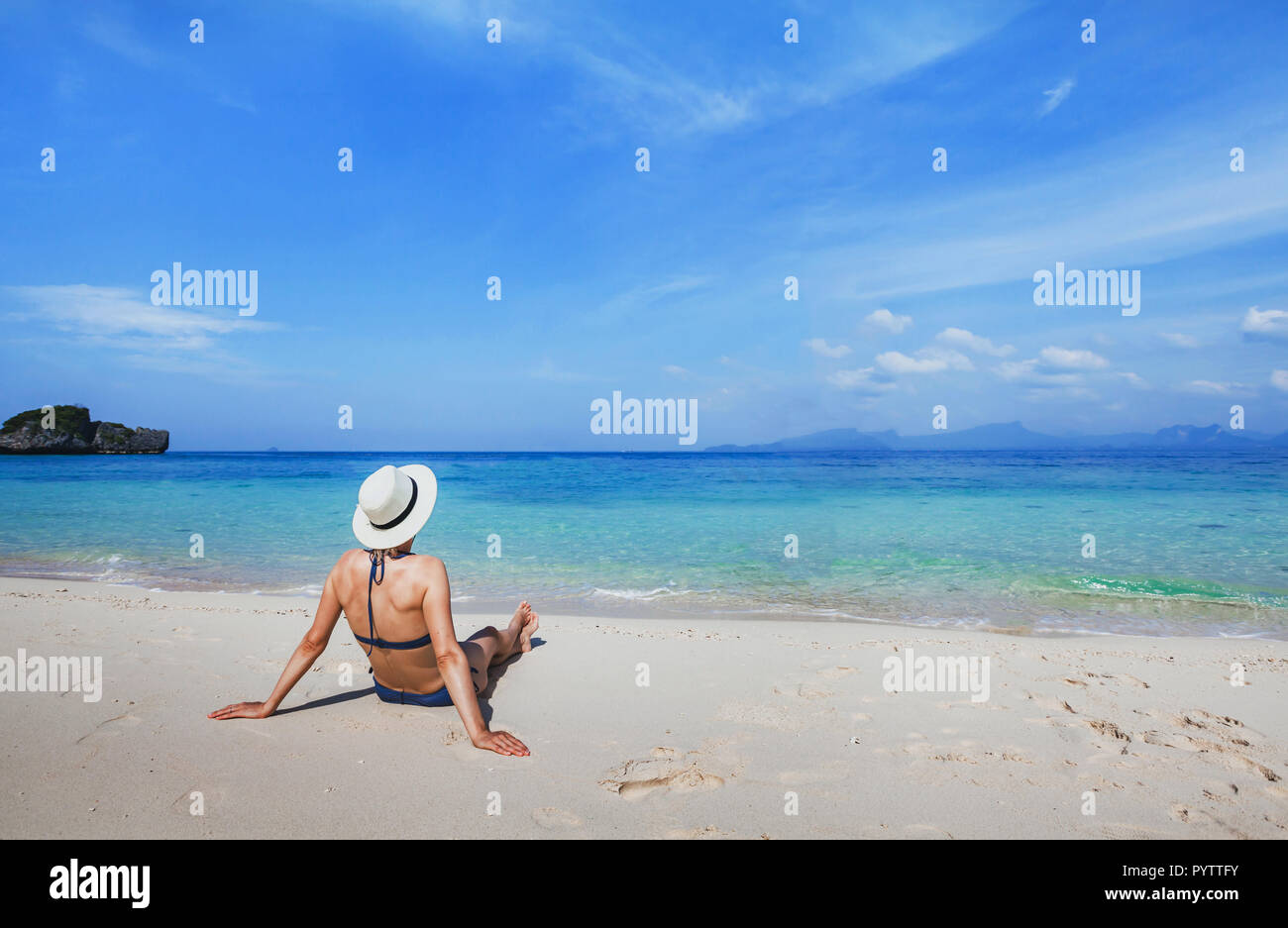 Urlaub auf Paradise White Sand Beach, tropische Ferien reisen, Frau touristische entspannend in der Nähe der türkisfarbenen Meer. Stockfoto