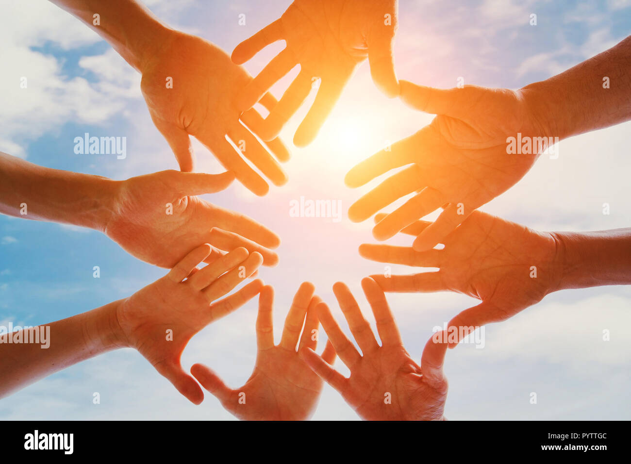 Globale Gemeinschaft von Menschen, Unterstützung, Gruppe von Freiwilligen sammeln Hände zusammen Stockfoto