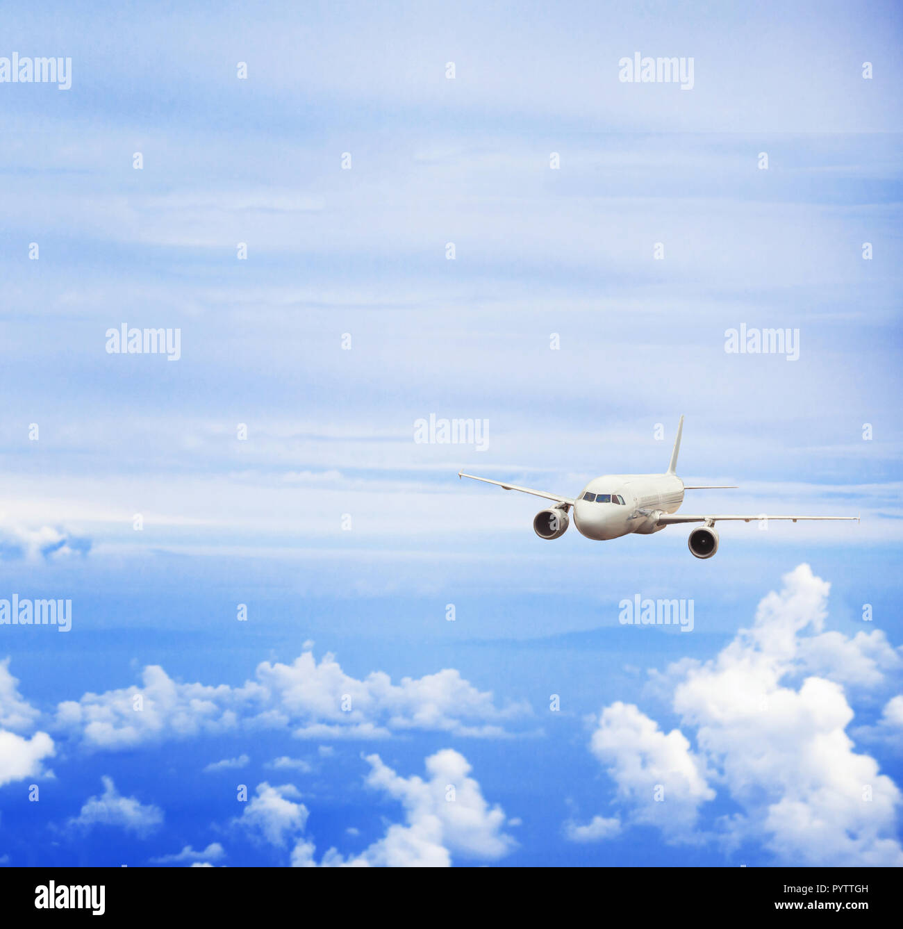 Flugzeug in blauer Himmel, Travel Concept Stockfoto