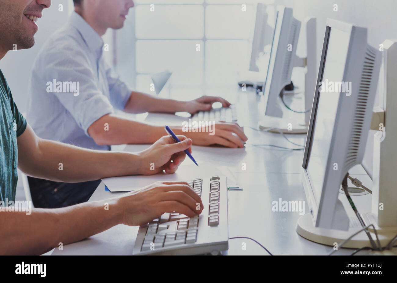 Gruppe von Studenten arbeiten an Computern in Campus Klassenzimmer, Bildung Hintergrund Stockfoto