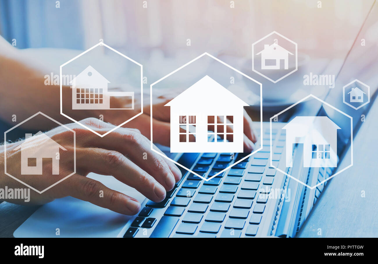 Kaufen Haus, Immobilien Konzept, verschiedene Angebote von Immobilien online, Hände, indem Sie auf Computer als Hintergrund Stockfoto