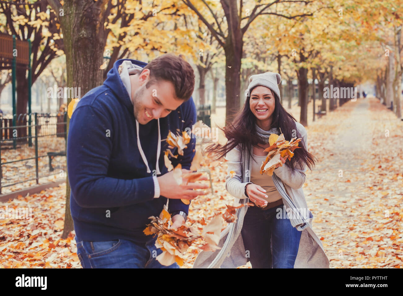 Paar Spaß im Herbst Park. Glückliche Menschen im Herbst Saison. Stockfoto