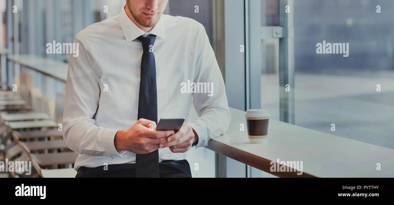 Technologie, unkenntlich Geschäftsmann mit Smartphone, mobile App für Online-Banking oder das Lesen von E-Mails Stockfoto