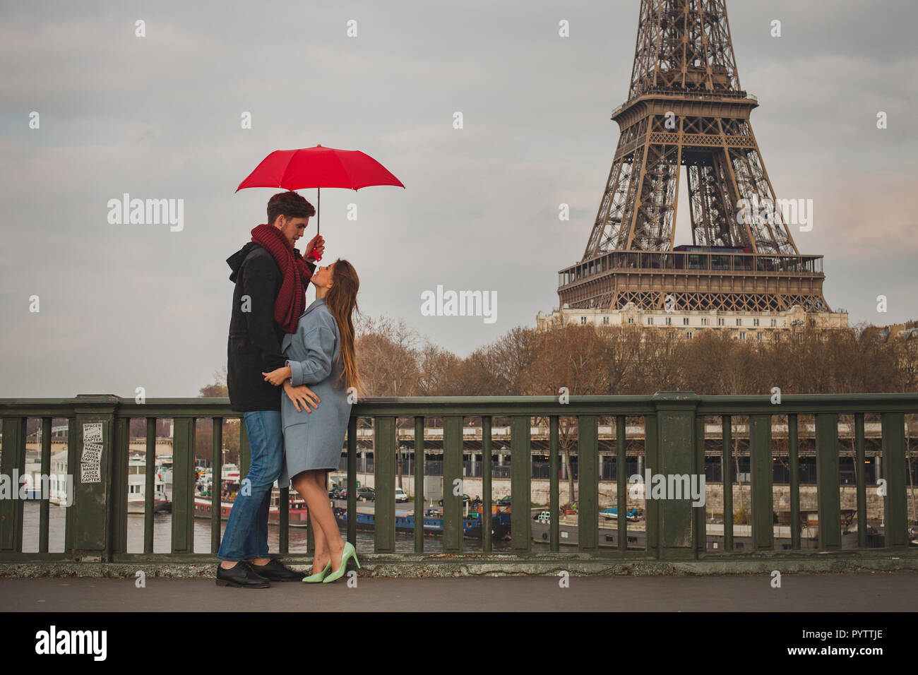 Romantisches Paar in Paris, in der Nähe von Eiffelturm im Herbst, dating, Mann und Frau unter dem Dach küssen Stockfoto