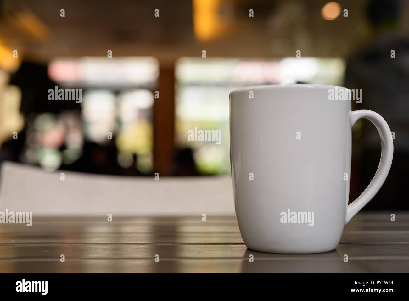 Kaffeetasse auf hölzernen Tisch im Restaurant mit Defokussierten backgrou Stockfoto