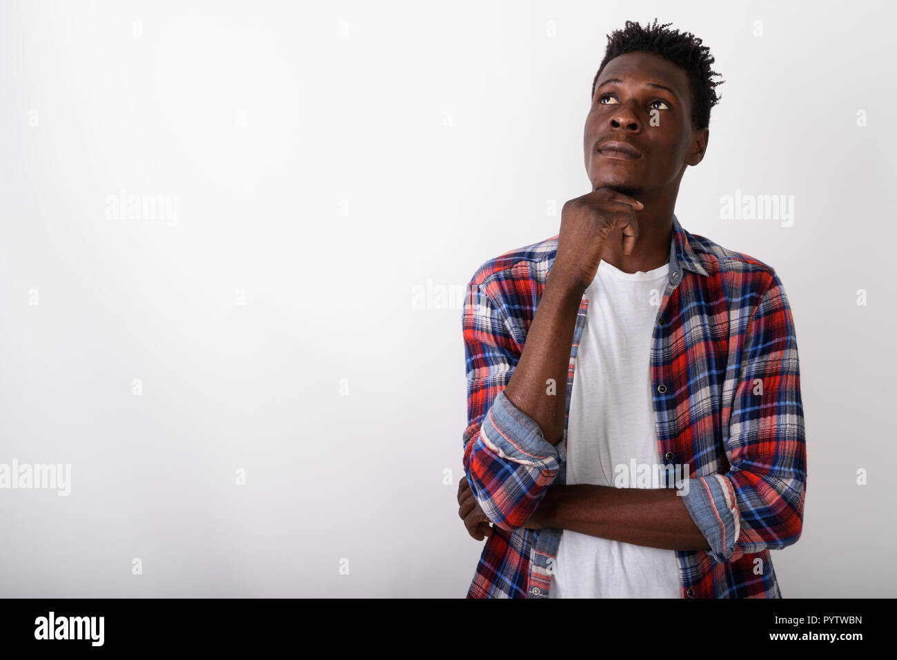 Studio shot von jungen schwarzen afrikanischen Mann denken mit Hand auf Chi Stockfoto