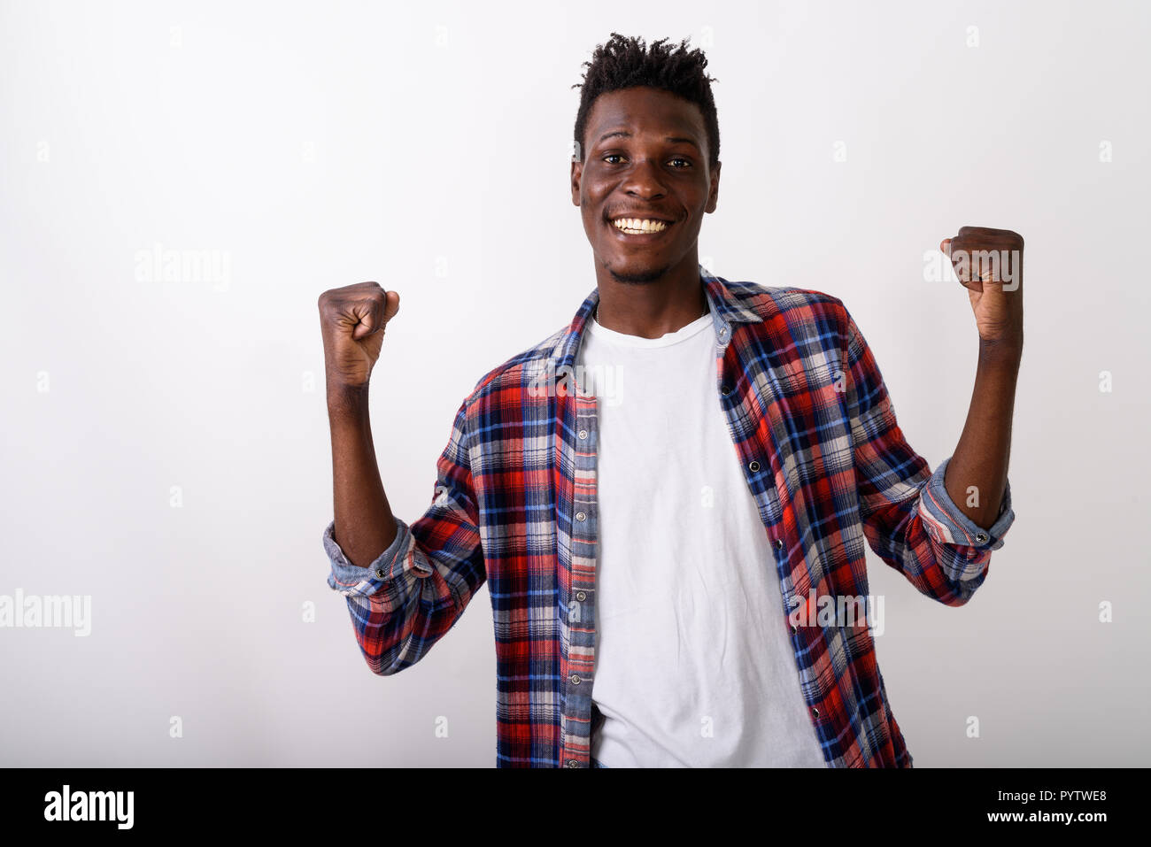 Studio shot der Jungen glücklich schwarzen afrikanischen Mann lächelnd, während looki Stockfoto
