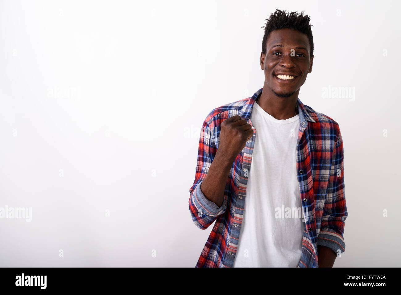 Studio shot der Jungen glücklich schwarzen afrikanischen Mann lächelnd, während looki Stockfoto