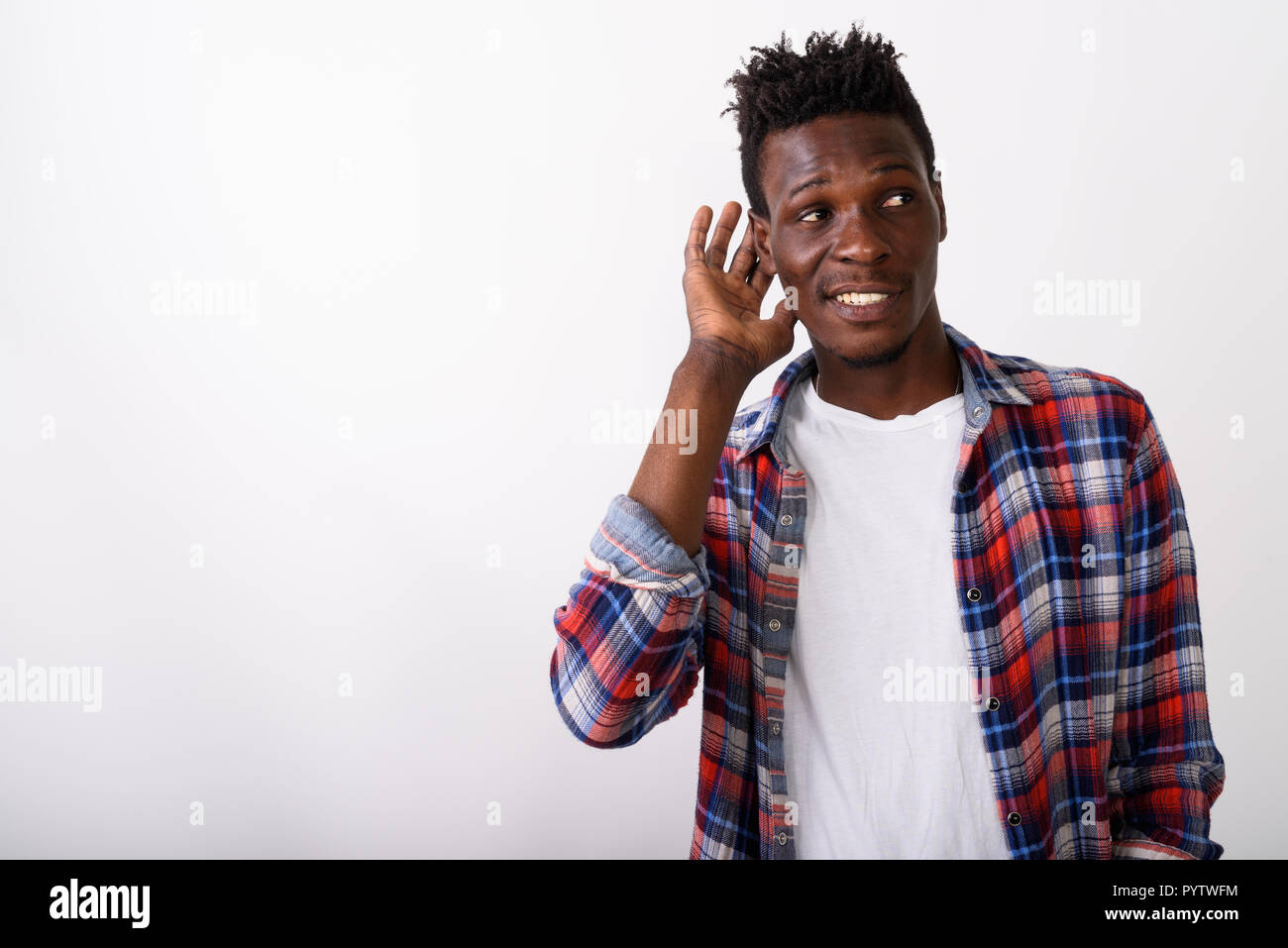 Studio shot der Jungen glücklich schwarzen afrikanischen Mann lächelnd, während Denken Stockfoto