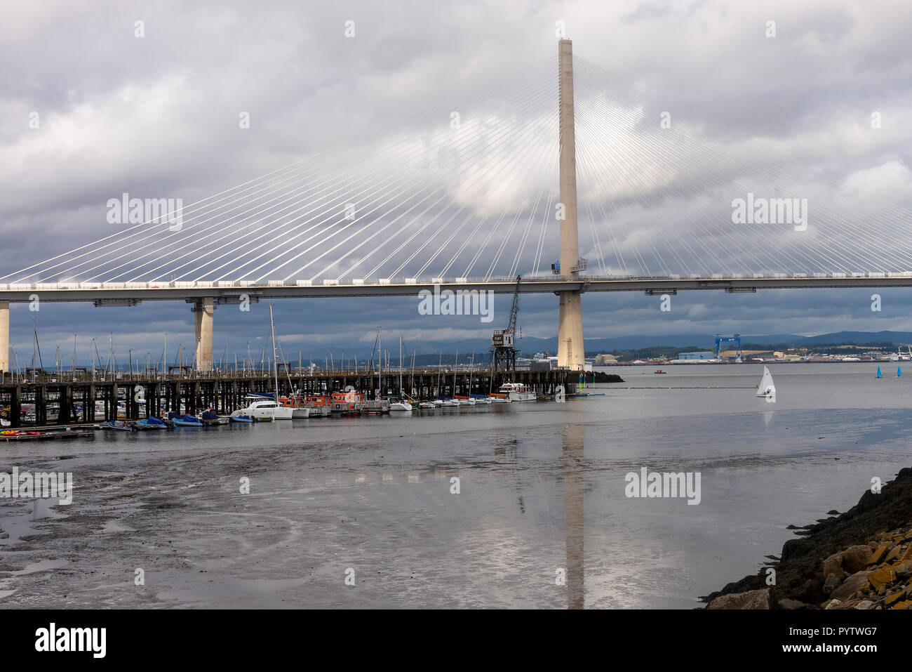 Die neue Queensferry Road Brücke über den Firth von weiter zwischen Edinburgh und South Queensferry Schottland Vereinigtes Königreich Großbritannien Stockfoto